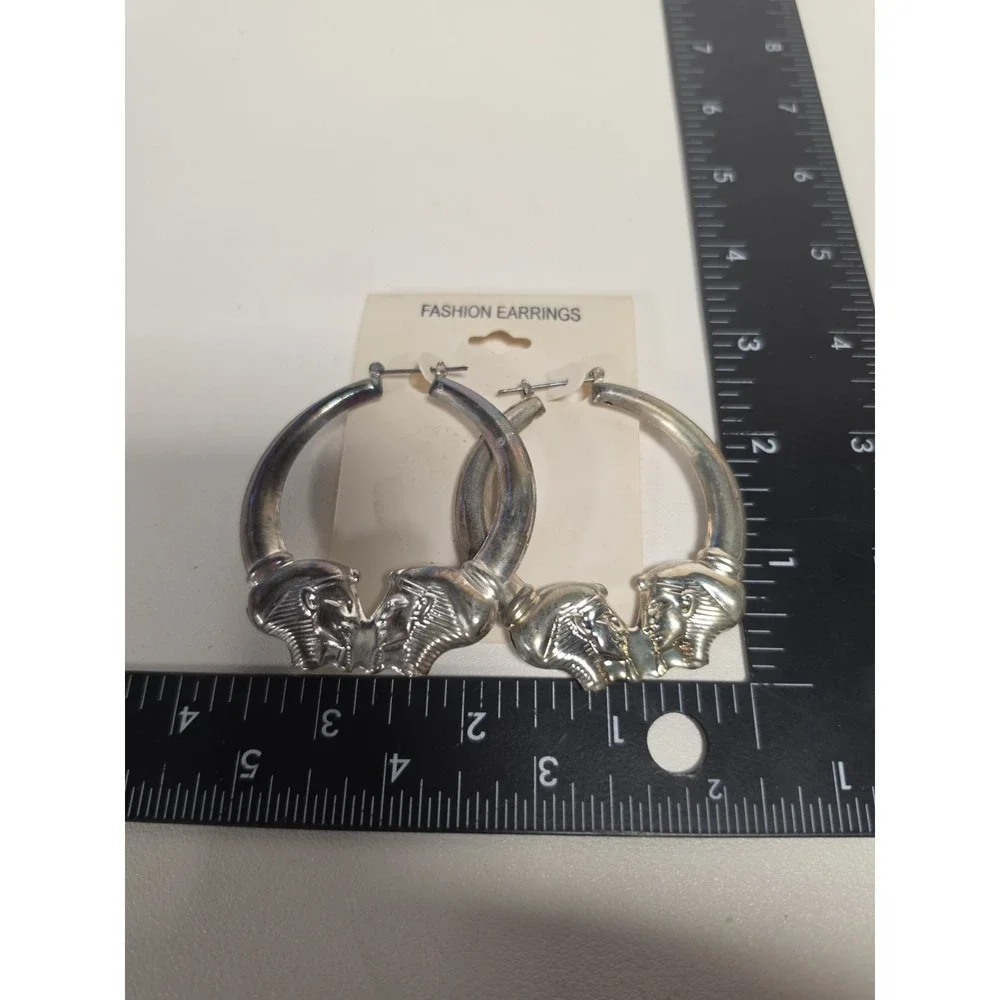 NEW Vintage Egyptian Pharaoh Head Hoop Earrings Silver Tone Tut Mask CARD NOS - Picture 4 of 4